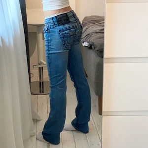 True Religion jeans - ‼️INTRESSEKOLL‼️ på dessa trueys i en såå fin blå wash. så trendiga och fina till allt! sitter lågmidjat och straight/bootcut, passar mig som brukar ha 34-36 och är ca 167cm. midja 40cm innerben 84cm. skriv för frågor, mått eller fler bilder💞💞💕 BUD: 1100kr💕