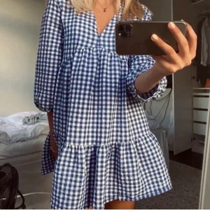 Rutig klänning zara - INTE SÅLD! Säljer denna slutsålda populära klänning från Zara i bra skick. 💘💘