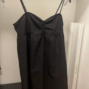 Svart klänning - Svart super söt klänning från H&M, endast provad.🖤