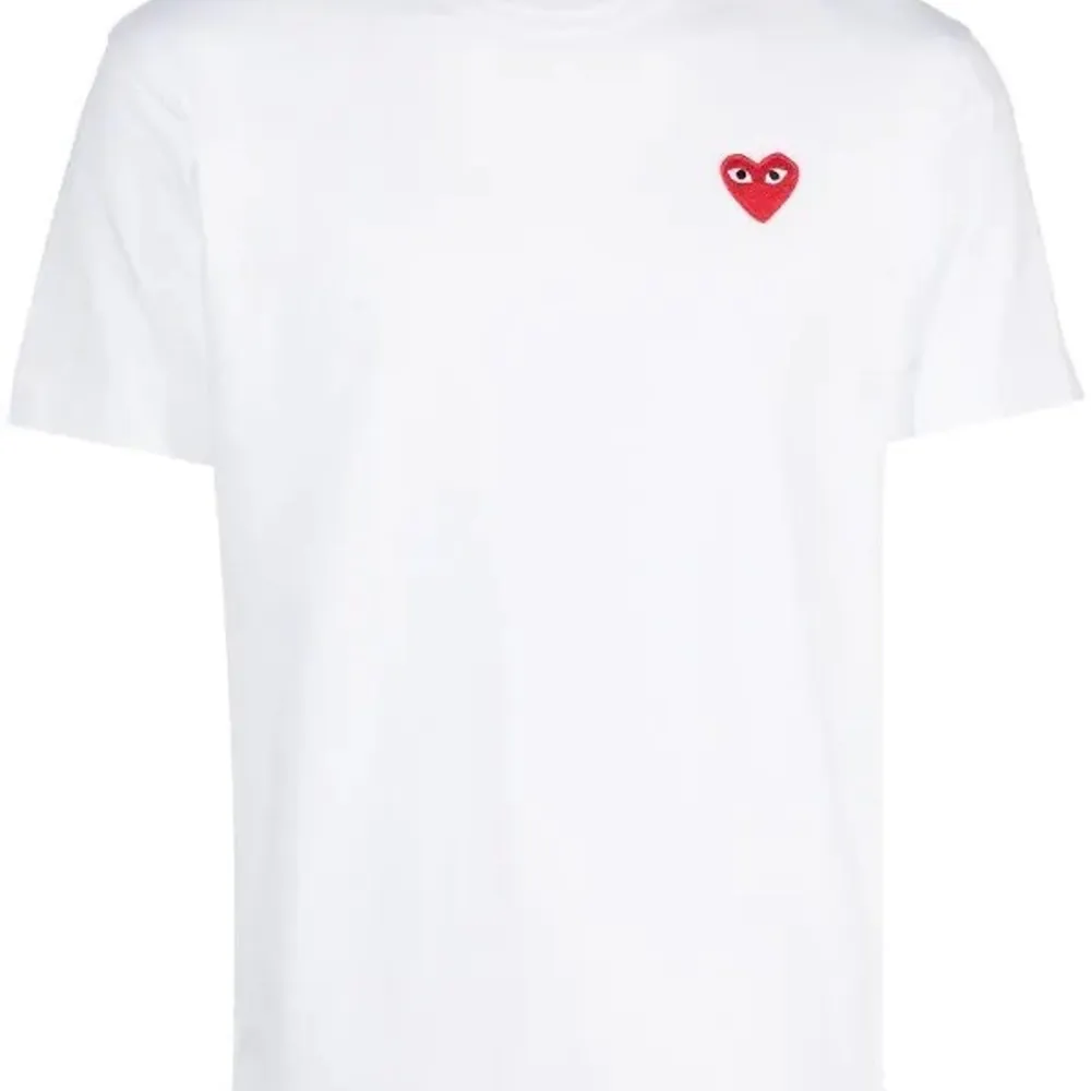 Fräsch CDG t shirt i vit som är inköpt från NK 2022-04-19 för 800kr (kvitto finns såklart)      Storlek M  Endast använd ett par få gånger och är i riktigt bra skick! (9/10). T-shirts.