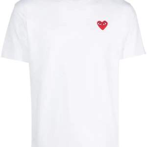 Fräsch CDG t shirt i vit som är inköpt från NK 2022-04-19 för 800kr (kvitto finns såklart)      Storlek M  Endast använd ett par få gånger och är i riktigt bra skick! (9/10)