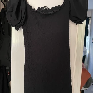 Smockad klänning  - Smockad off-shoulder klänning från bik bok.   Endast testad. Som ny! 