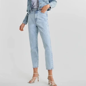 Jeans  - Säljer dess ”mom” jeansen från Gina! Dom är använda fårtal gånger och är som i nytt sick. Dom är i storlek 34. Nypris på byxan är 499kr men jag säljer dom för 100kr🥰