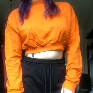 Orange croppad tröja, nypris 160kr