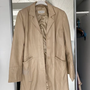 Beige läderkappa  - Snygg läderkappa i beige färg | Lite sliten på ena fickan, märks dock inte tydligt när man har på sig den. Utöver det bra skick | Köparw står för frakt ❣️