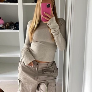 Tröja - Säljer denna supersnygga tröja från A-DSGN som är Alice Stenlöfs egna märke med utsvängda ärmar i en magisk beige färg😊 Lappen sitter kvar och den är aldrig använd, nypriset är 499kr+frakt men säljer för 430kr+frakt❤️ 