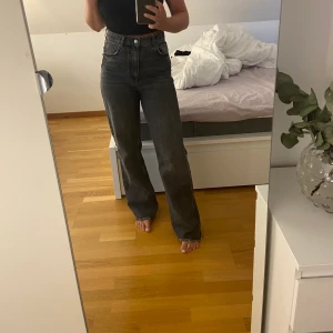 Zara jeans - Jeans i storlek 38 som inte kommer till användning längre. Kan skicka fler bilder. Jag är 171 cm lång och dessa är långa på mig
