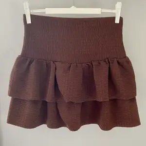 Supersöt kort kjol från Nelly i storlek XS🤎 Köpte denna i våras och enbart använd ca 1-2 gånger. Säljer på grund av att den tyvärr inte kommer till användning🥺