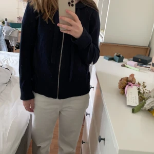 Zadig Kashmir hoodie - Säljer denna kashmirhoodie från Zadig med stjärnor. Den är i väldigt bra skick och är inte nopprig, etc. Nypris är ca 4000kr. 