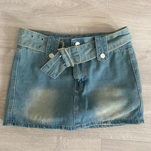 Kort jeans kjol - AS BALL kort jeans kjol köpt på sellpy som tyvärr är för liten för mig 😭😭 står att kjolen är i storlek L men skulle mer säga S då jag är en M och den är för liten för mig (därför kan jag inte visa kjolen på). Kjolen ser ut som ny och har inga skador 🫶🏻