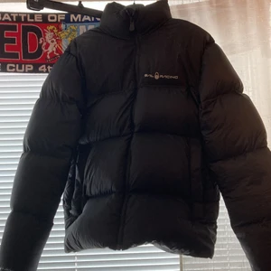 Sail racing jacka - Aldrig andvänd för den var för stor för mig. Skick är 10/10 storlek S ny pris 3000 kr OBS! köparen står för frakten