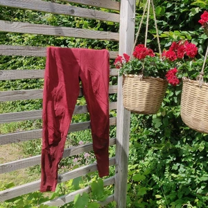 Träningstights - Röda träningstights från adidas. Kan både skicka spårbart och icke spårbart.