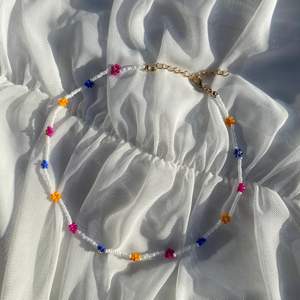 Alida necklace är ett pärlhalsband med blommor i blått, rosa och orange. 💙💗🧡Detta halsband passar perfekt till alla sommarens outfits! Justerbart med förlängningskedja och karbinhake, standardfrakt 19:-