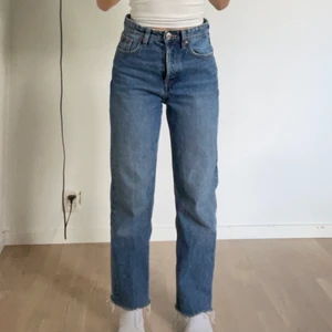 Zara jeans - Jeans från zara, jag är 155 cm🤍köparen står för frakt på 79kr🤍