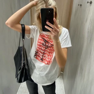 Ladicah😍😍 - skit snygg ladicah t-shirten, limited edition och säljs alltså inte igen. säljs då den var lite för stor på mig, storlek S, unisex. 🫶🏼❤️‍🩹 är endast testad