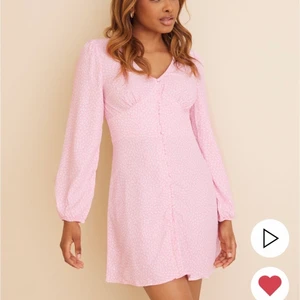 Fin sommarklänning  - En super fin sommmarklänning aldrig använd 💗