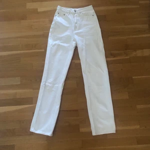 Weekday  - Byxor köpta på weekday som blivit för små för mig. Använda någorlunda mycket.