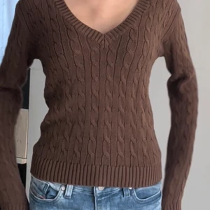 V-ringas stickad tröja från brandymelville   - Säljer denna fina tröja från brandymelville i väligt bra skick eftersom den är helt oanvänd, den har en fin passform och säljs för 150 kr! 