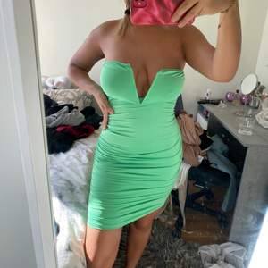 Säljer den här sjukt fina neon gröna klänningen från SHEIN. Ger super sexig form och är i en väldigt unik färg. Aldrig använd. Den är stretchig så Passar nog S, M, L