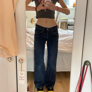 Diesel jeans  - Världens ballaste baggyjeans från diesel☄️‼️Köpt secondhand, men de är i toppskick! Passar i längden på mig som är 171‼️Säljer endast då de blivit lite stora men endast till ett bra bud