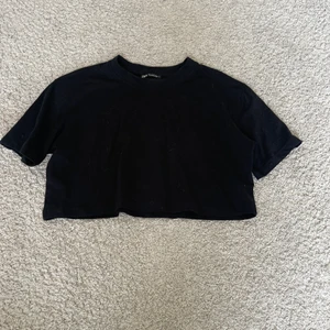 ❤️säljer denna superfina korta t-shirten❤️ - 💓säljer denna superfina korta svarta t-shirten ifrån zara. Andvänd ändast 1-2 gånger. Säljer den då den tyvärr inte kommer till andvändning.Skriv gärna om ni är intresserade💓