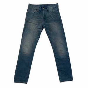 Jeans  - Köpta på secondhand bara använd en gång sen dess, bra skick, långa i benen (går ner i marken på en som är 182)