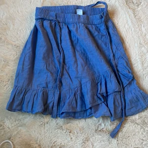 Blå volangkjol - En blå kjol med volang från Lindex, dene väldigt gammal så vet inte hur många gånger jag använt den💞 skulle säga att den passar från xxs-s. !jag säljer inte på köp nu!