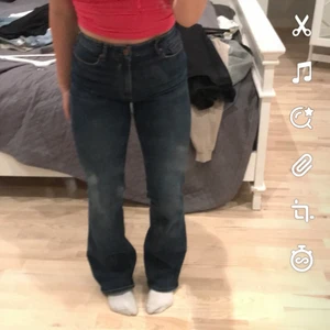 Sjukt snygga jeans  - Snygga jenas mörk blå färg👌 strl 38 formar kroppen sjukt bra😍 använda få gånger tyvärr förstora för mig som är 34/36! Pris 120+frakt alternativt efter överenskommelse😁🥰❤️