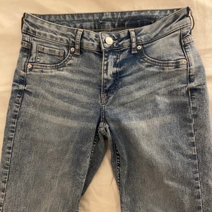 Lågmidjade jeans - Lågmidjade jeans från H&M 💙 Är i nyskick! Endast provade✨Skriv för fler bilder.