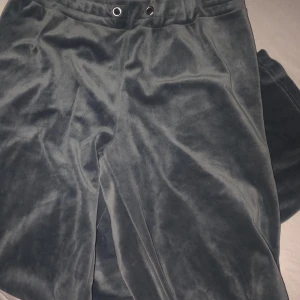 Gina byxor - Säljer dessa då de är för små dem är anvönda 2 gånger dock är snöret borta
