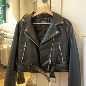 skinnjacka  - skinnjacka från Zara. använd 1-2 gånger så jättebra skick. säljer för den har blivit för liten på mig💞 köpt direkt för 200kr inkl frakt!!