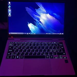 Samsung galaxy book pro 360 - Har touch screen och kan vändas till en surfplatta. Har också en penna.   