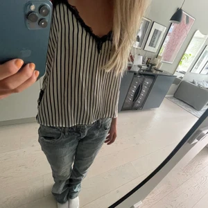 Randigt linne  - Randigt linne med spets från zara