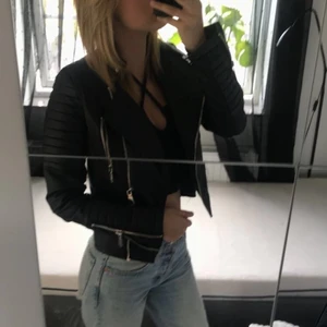 Skinnjacka  - Jätte fin skinnjacka i bra skick förutom ett litet hål inne i jackan som ej syns när man har på den (går att sy). Storlek 36. Köpt på chiquelle för 700kr. 