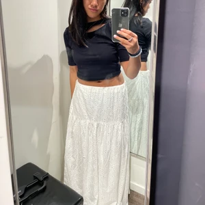 Långkjol 🫶🏼 - så fin och populär långkjol, sommarens favorit!! andra bilden är lånad från tiktok🫶🏼❤️‍🩹 jag är ca 158 och den går till mina fötter. Nypris 600kr och säljs inte längre 