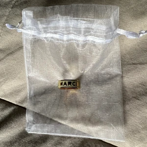 Marc by marc jacobs ring - Ring från Marc by marc jacobs. Köpt på Marc jacobs på NK i Stockholm. Fler bilder kan skickas! Ingen text eller färg är bortskavd, endast mindre repor efter användande. 
