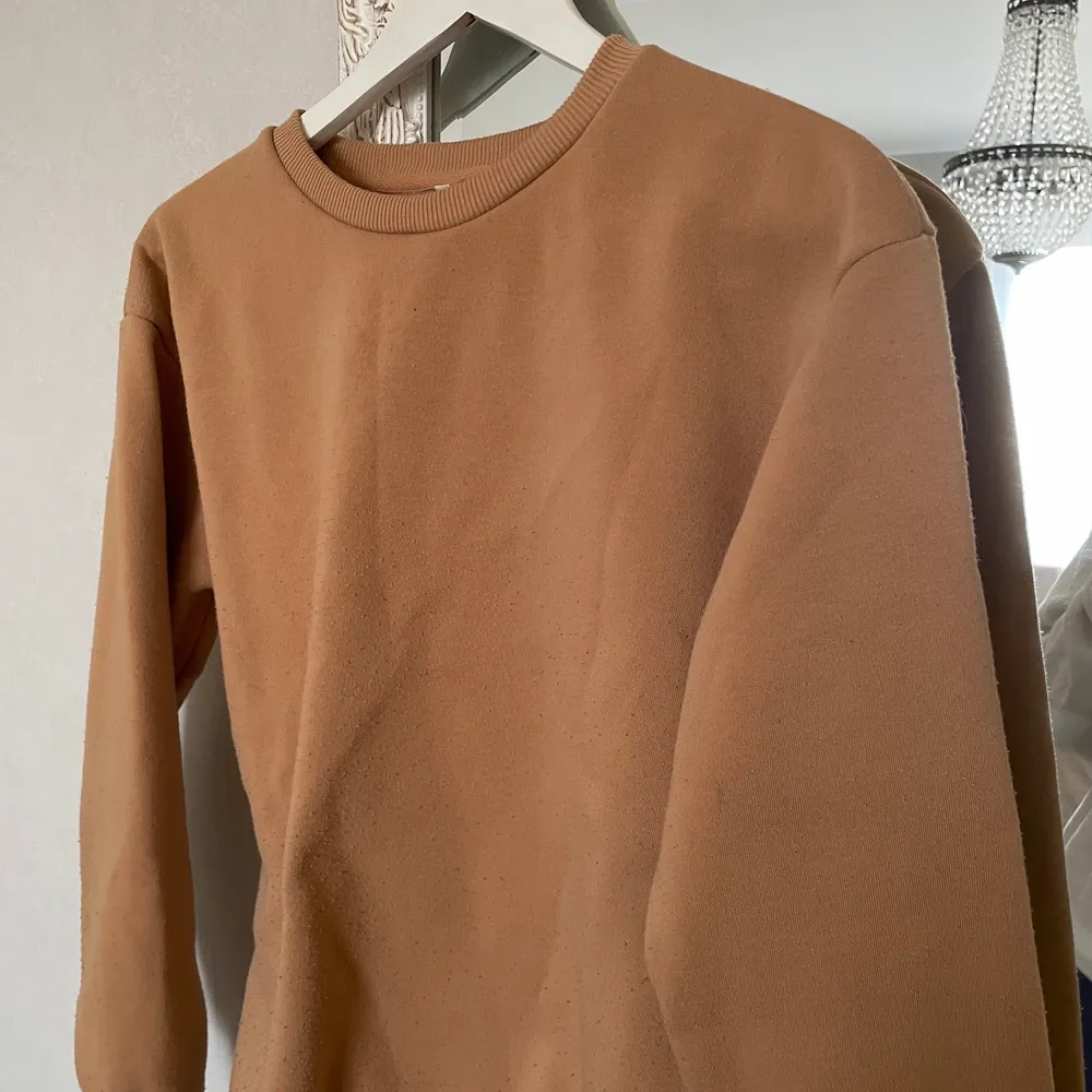 Brun/beige sweatshirt i storlek S passar M också. Aldrig använd säljer för 60kr +frakt  OBS! Tryck INTE på ”köp direkt”, skriv till mig vid frågor och intresse🌼. Tröjor & Koftor.