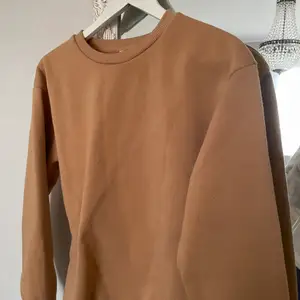 Brun/beige sweatshirt i storlek S passar M också. Aldrig använd säljer för 60kr +frakt  OBS! Tryck INTE på ”köp direkt”, skriv till mig vid frågor och intresse🌼