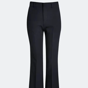 Vilma kostymbyxa petite - Säljer dessa kostymbyxor från bikbok i modellen petite! Aldrig använt och är därmed i helt nytt och perfekt skick! prislappen hänger även kvar på byxan. Säljer för att jag köpte nya kostymbyxor. 