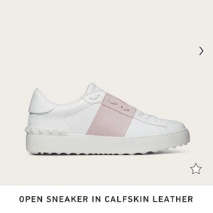 Valentino skor  - Mina favorit valentino skor ❤️ har inga skador❤️ först till kvarn 4000kr ❤️köpta för mindre än en vecka sedan ❤️allting medföljer. Skulle kunna tänka mig att byta mot vin röda då jag har tröttnat lite o vill ha en annan färg❤️