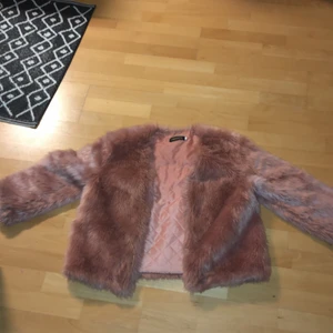 Jacka - En rosa pälsjacka (inte äkta päls!!) köparen står för frakten!!