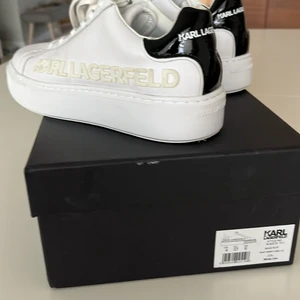 Karl Lagergeld - Sneakers i storlek 37 använda en gång.