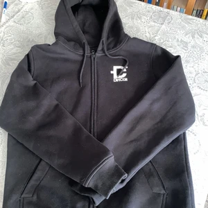 Dirtcult kofta  - Aldrig använd och köpt förra året, ganska stor för att vara storlek M och väldigt tjock och varm i materialet OBS! köparen står för frakten