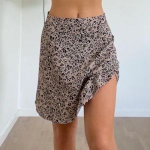 Beige kjol - Kjol från ivyrevel, funkar som lågmidjat, jag är 155cm🤍köparen står för frakten på 49kr🤍