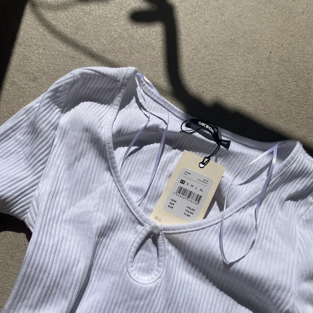 Helt ny tröja från bikbok i XS köpt för 180💞 säljer för 120 plus frakten :) köp inte på direkt . Toppar.