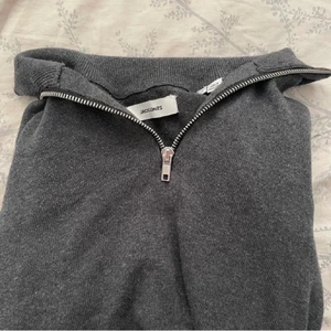 Halfzip  - En halfzip från Jack o Jones i storlek s men passar mig som är 180 inköpt för 500 ett litet hål typ vid armhålan som inte syns när man har den på sig 