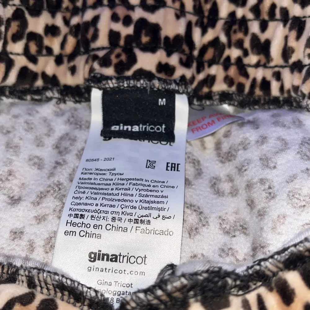 leopardbyxor i sammet från gina tricot, använd fåtal gånger för 1 år sedan, ny skick💘 ordinarie pris 229. Jeans & Byxor.