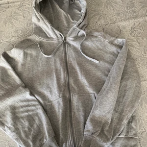 Kort kofta från Cubus  - Säljer min gråa kofta från Cubus för jag tycker inte om passformen på den längre. Den är köpt för ungefär ett år sedan men ser ut som den gjorde när jag köpte den. Den slutar typ vid midjan på mig som är 167.  OBS! Köparen står för frakten