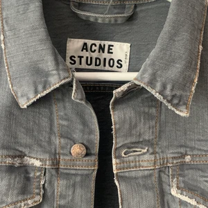 Acne studios Denim jacka  - Fint skick, stolek S men funkar som en XS också 