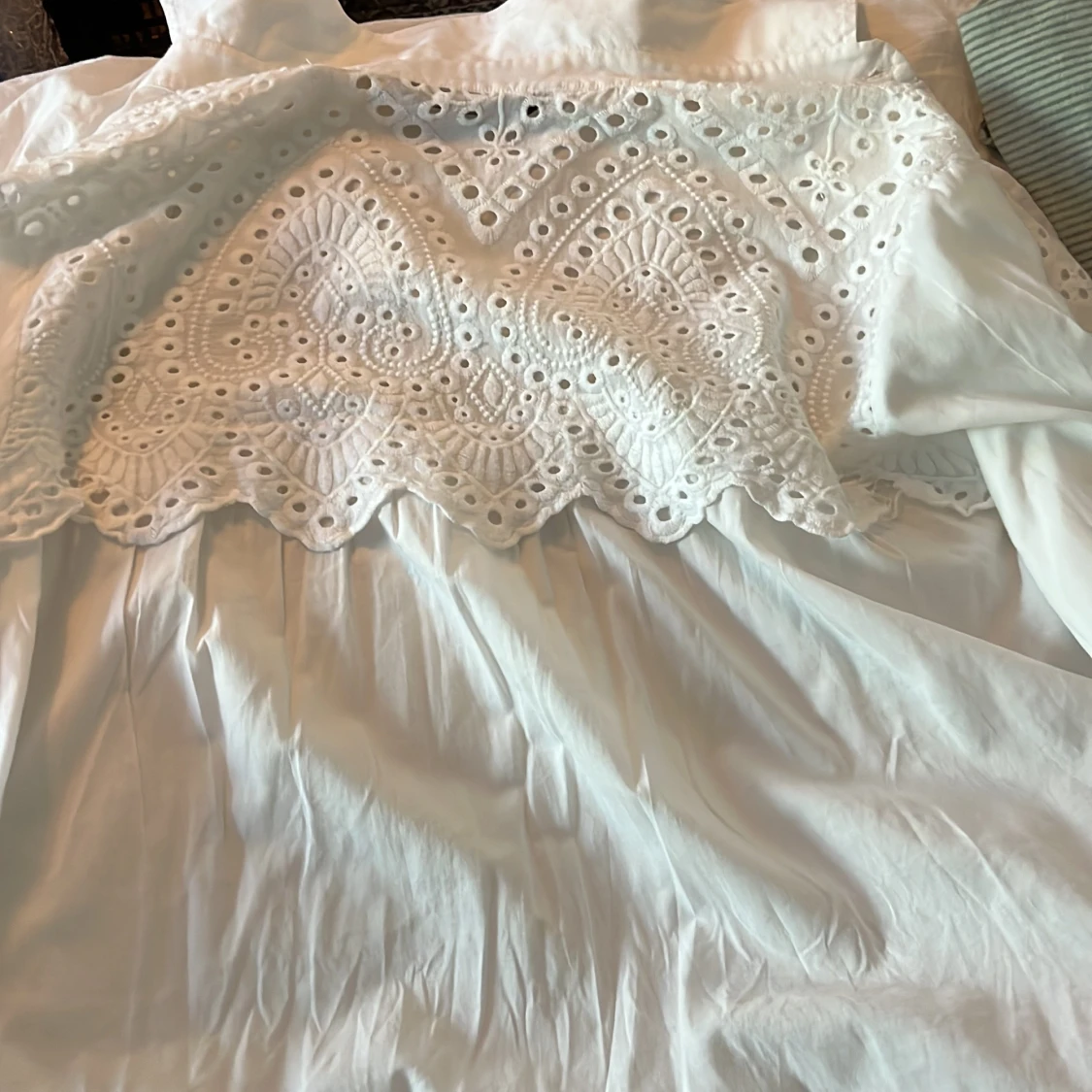 Skjorta från zara. Ryggen på bild 2.  - 90